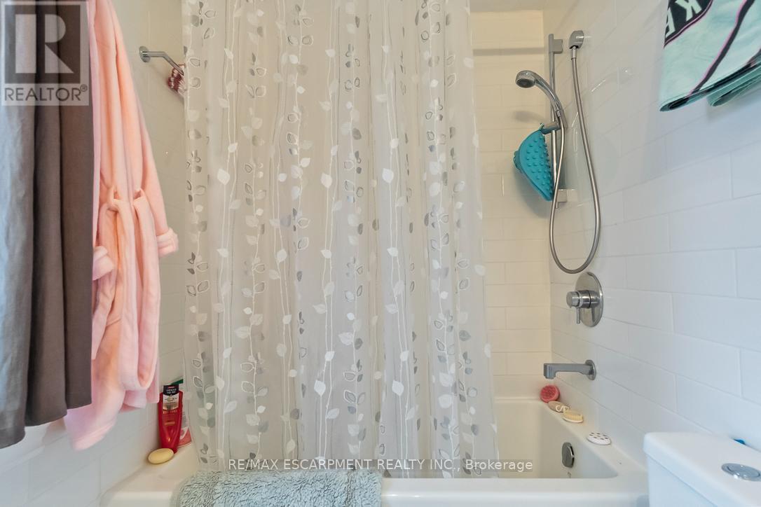 561 Wingrove Crescent, Oakville, ON - Indoor Photo Showing Bathroom