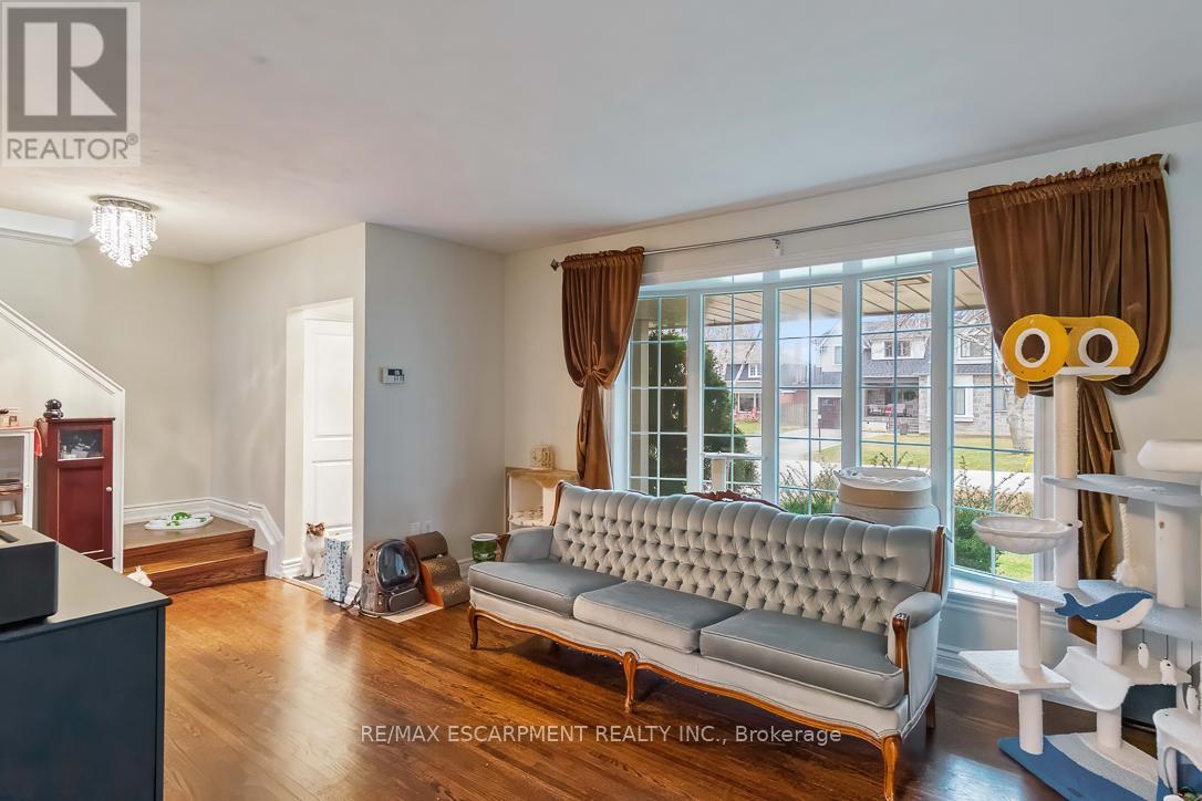 561 Wingrove Crescent, Oakville, ON - Indoor Photo Showing Living Room