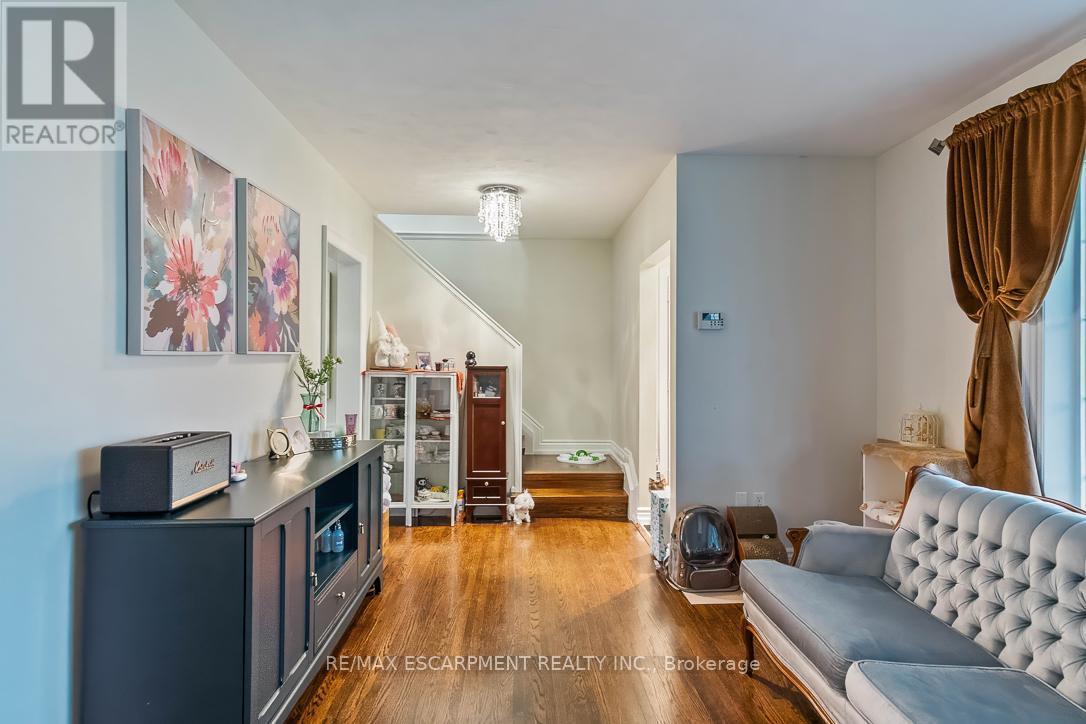 561 Wingrove Crescent, Oakville, ON - Indoor Photo Showing Living Room