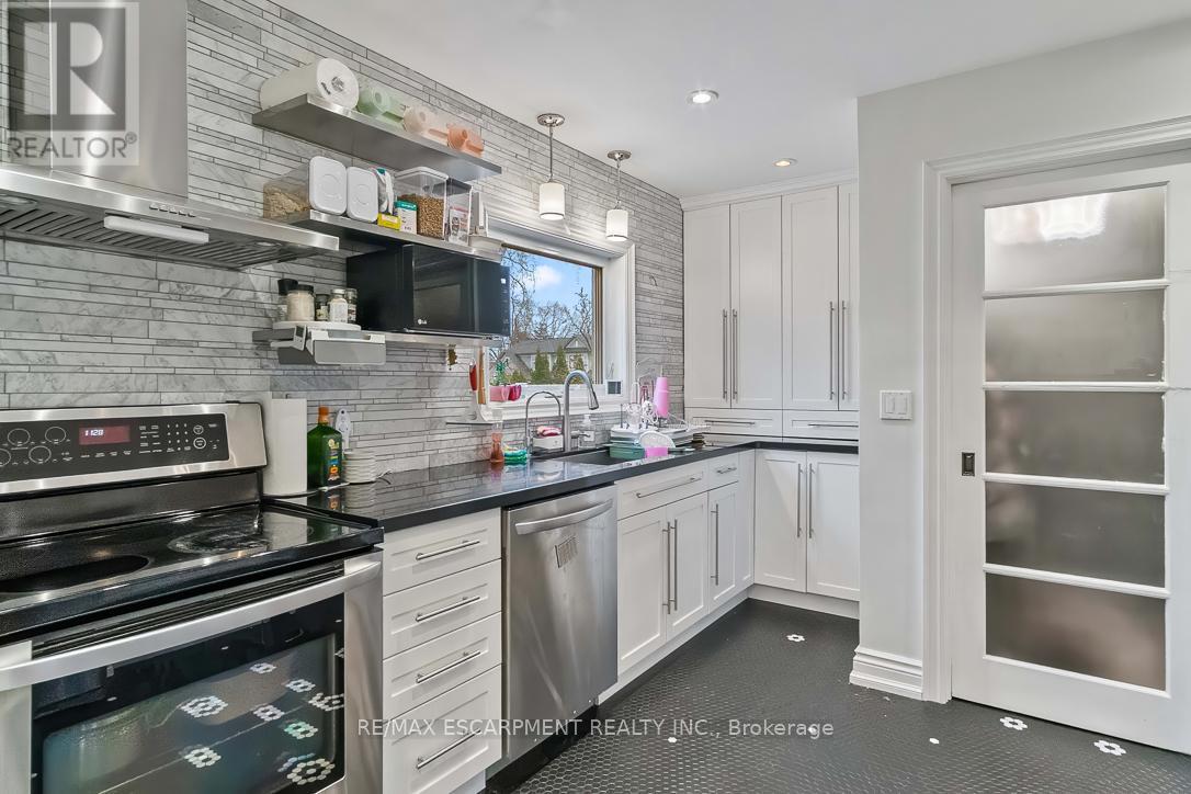 561 Wingrove Crescent, Oakville, ON - Indoor Photo Showing Kitchen With Upgraded Kitchen