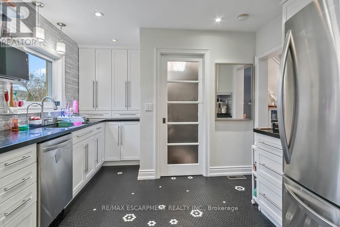 561 Wingrove Crescent, Oakville, ON - Indoor Photo Showing Kitchen