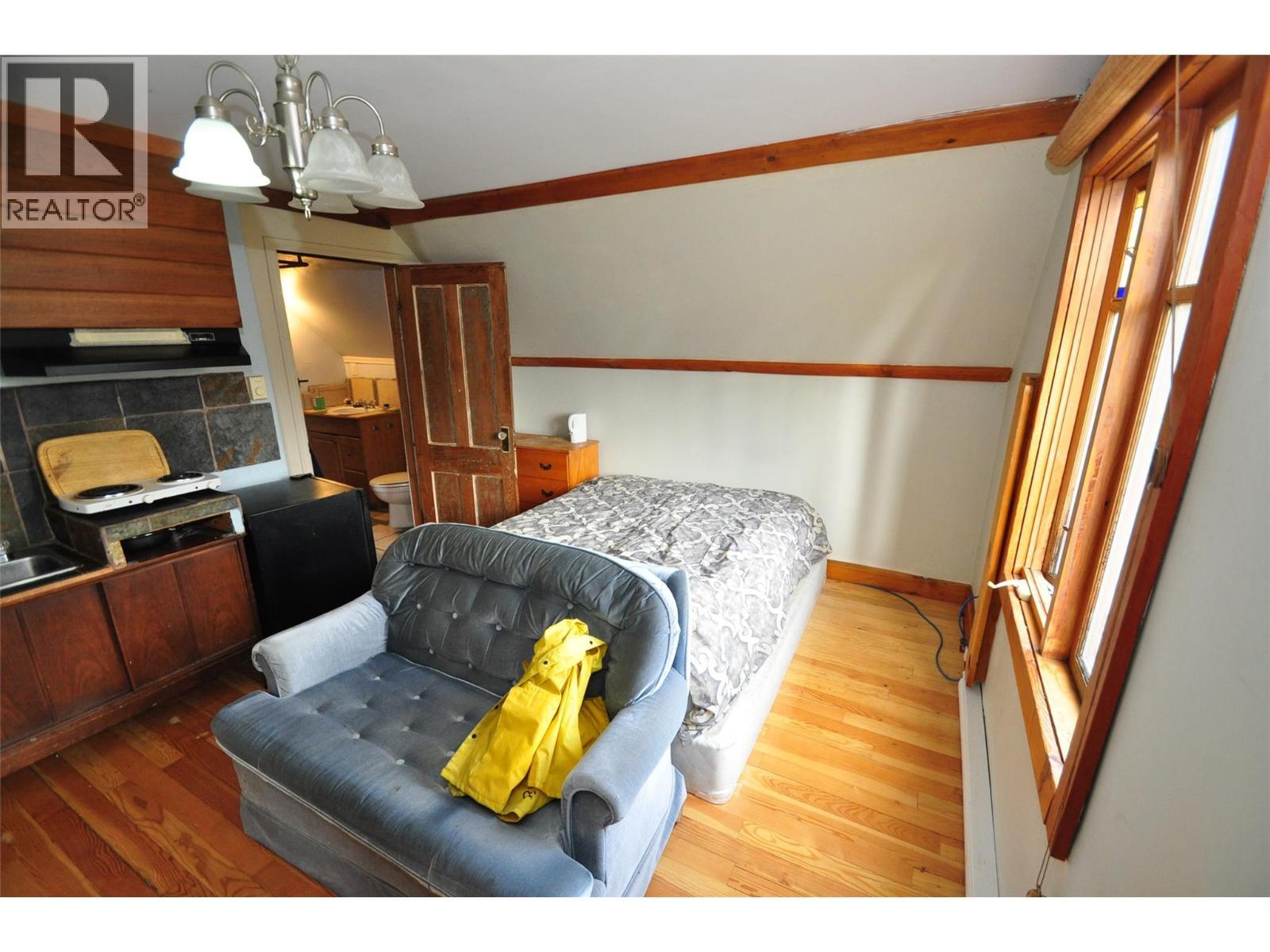 Bachelor suite top floor - 105 Washington Street N, Kaslo, BC - Indoor