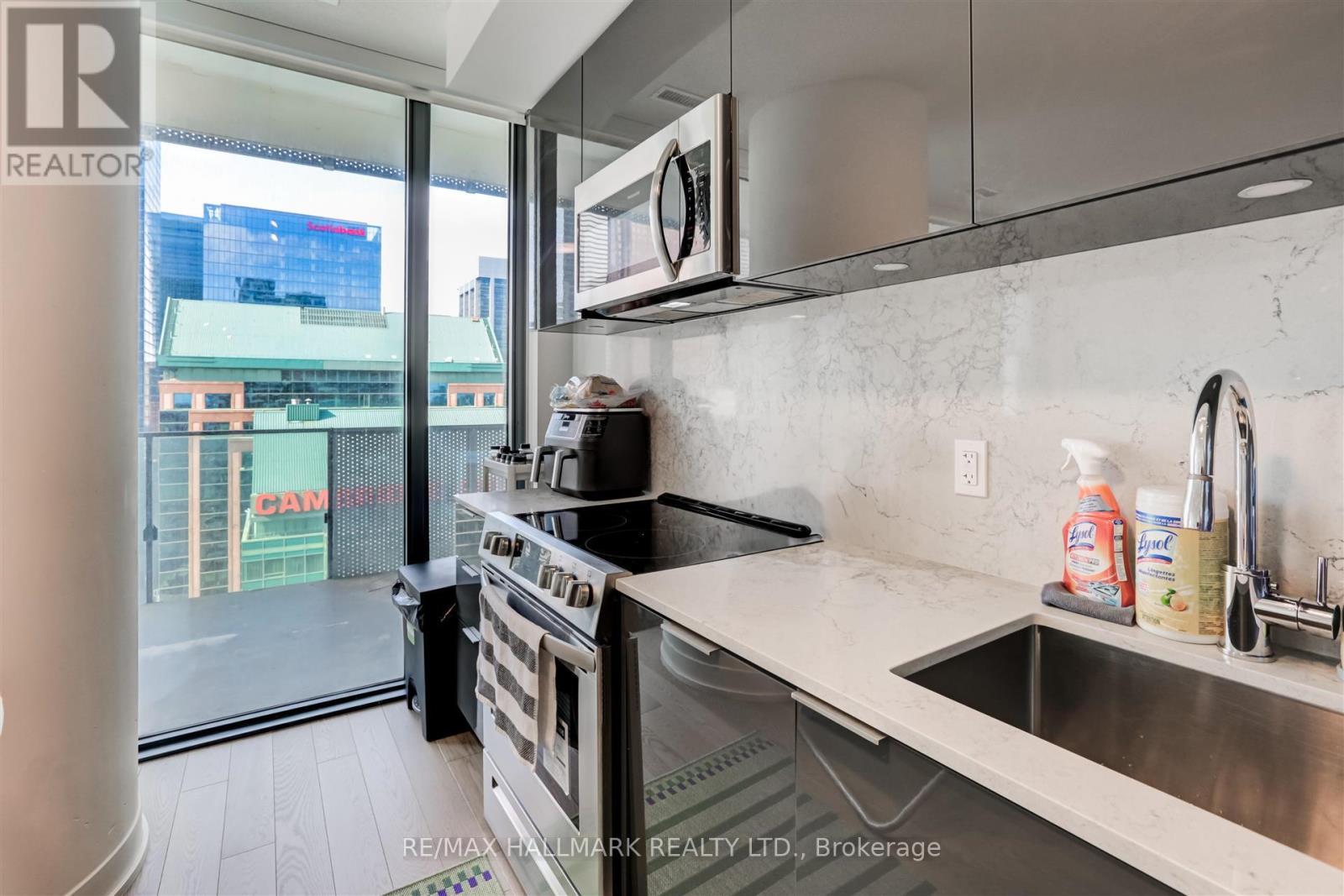 2406 - 25 Richmond Street E, Toronto, ON - Indoor Photo Showing Kitchen