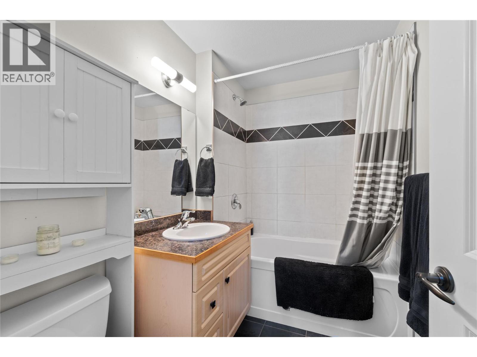 725 Trans Canada Highway, Sicamous, BC - Indoor Photo Showing Bathroom