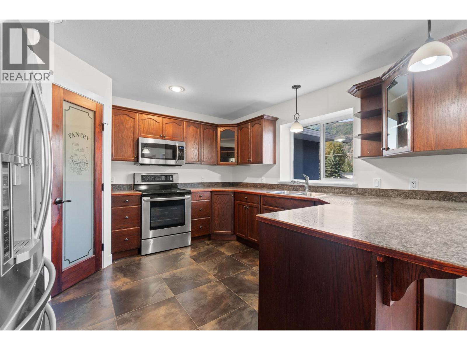 725 Trans Canada Highway, Sicamous, BC - Indoor Photo Showing Kitchen