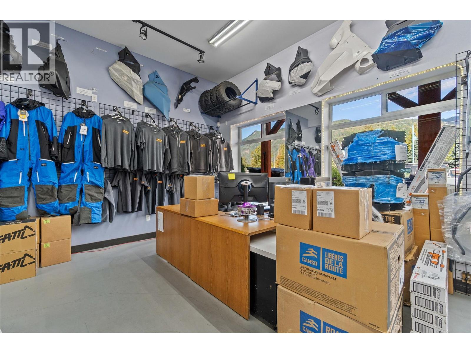 725 Trans Canada Highway, Sicamous, BC - Indoor With Storage