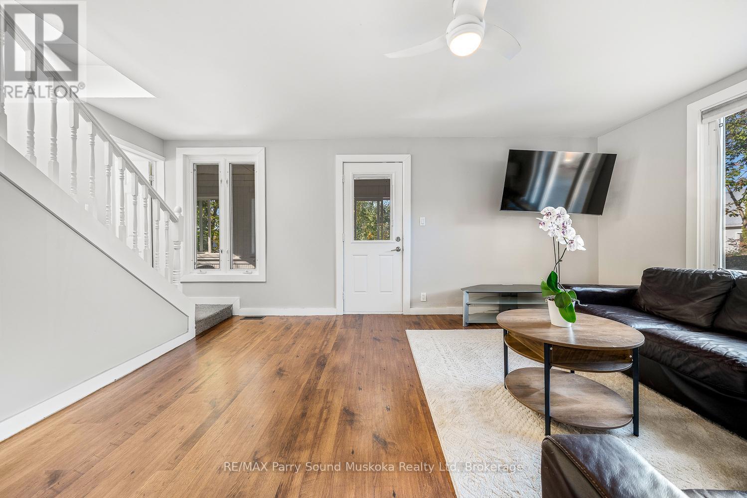 502 High Street, Georgian Bay (Freeman), ON - Indoor Photo Showing Living Room