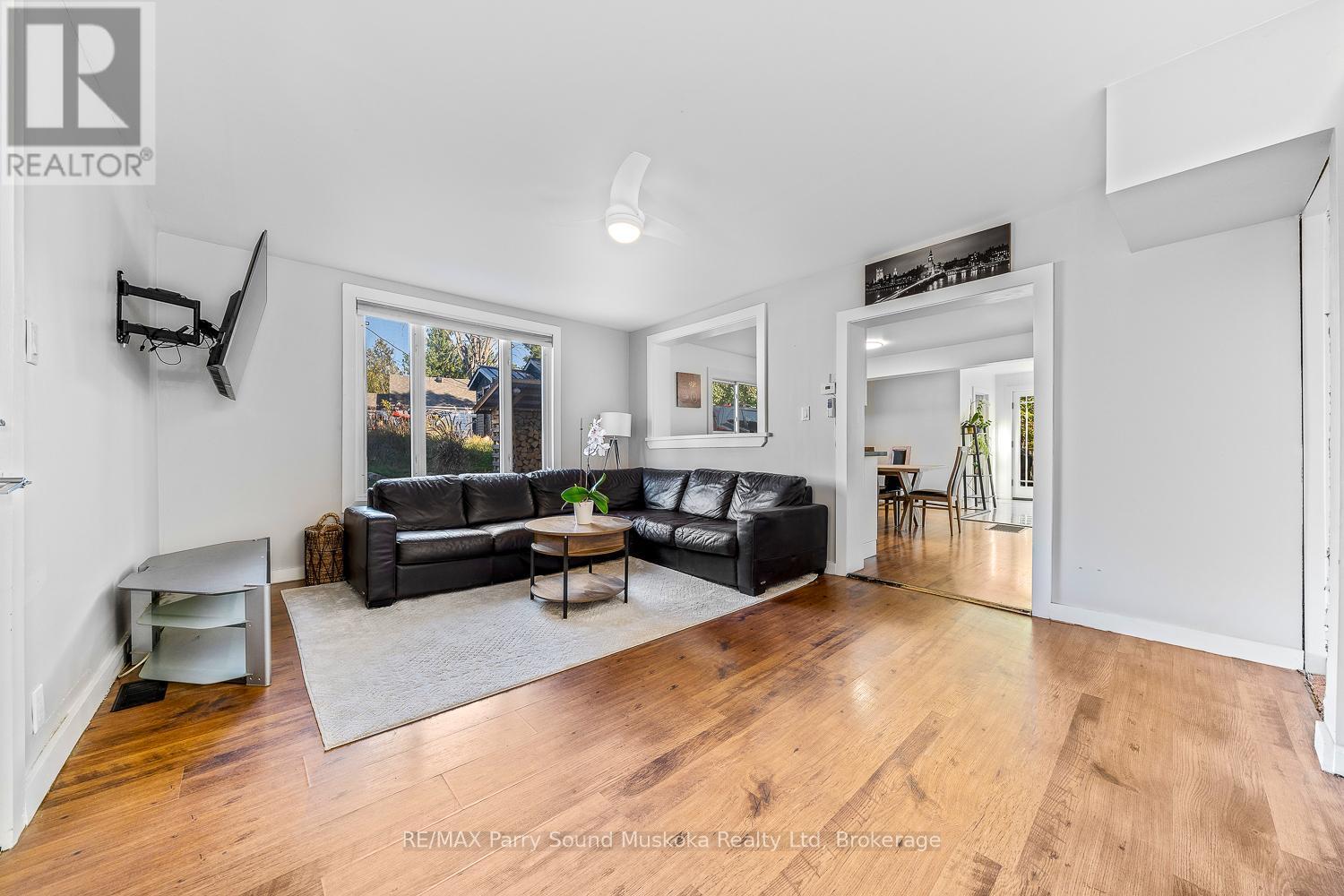 502 High Street, Georgian Bay (Freeman), ON - Indoor Photo Showing Living Room