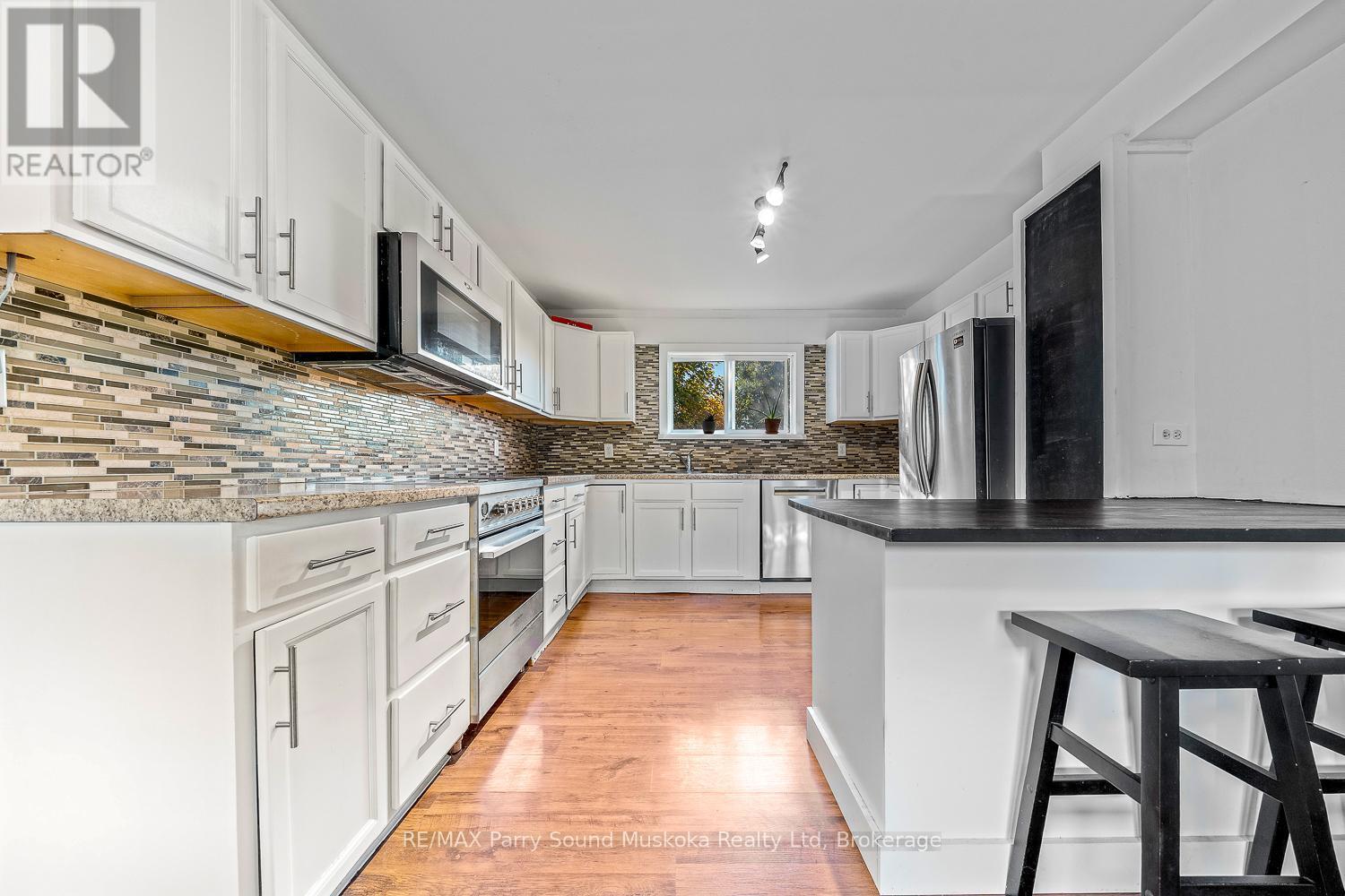 502 High Street, Georgian Bay (Freeman), ON - Indoor Photo Showing Kitchen With Upgraded Kitchen