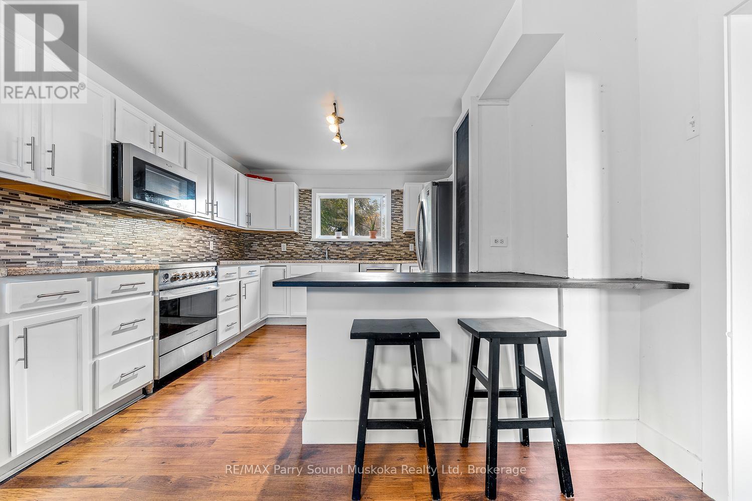 502 High Street, Georgian Bay (Freeman), ON - Indoor Photo Showing Kitchen With Upgraded Kitchen