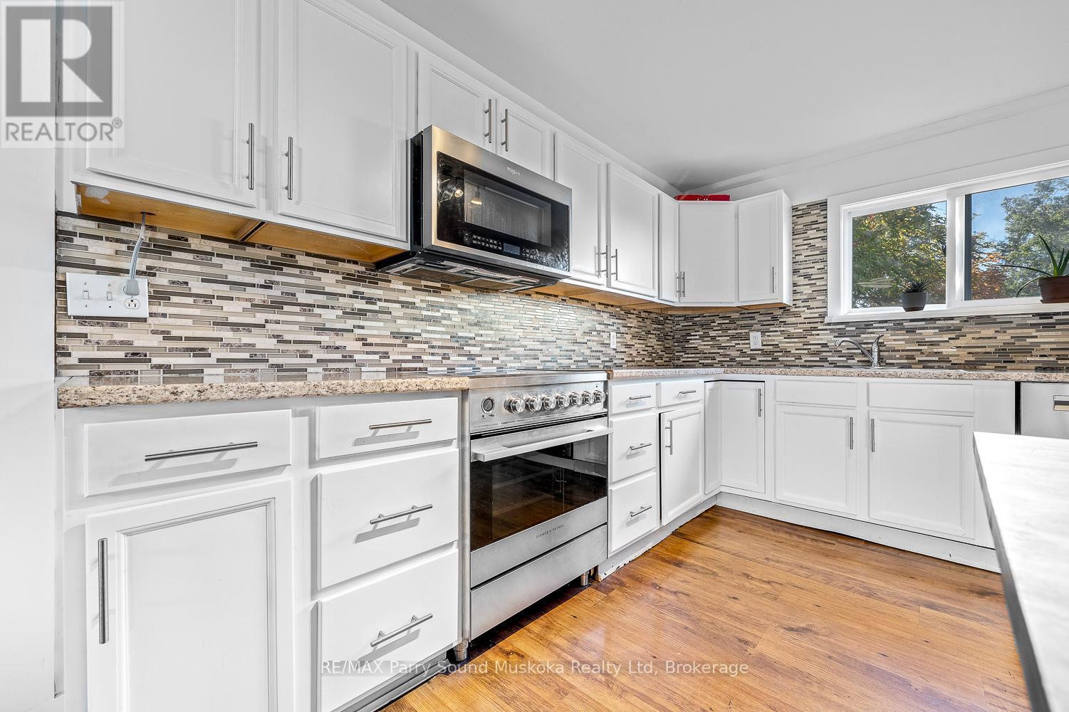 502 High Street, Georgian Bay (Freeman), ON - Indoor Photo Showing Kitchen With Upgraded Kitchen