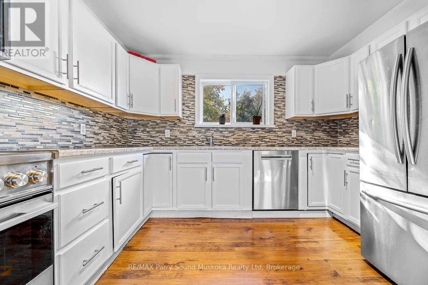 502 High Street, Georgian Bay (Freeman), ON - Indoor Photo Showing Kitchen With Upgraded Kitchen