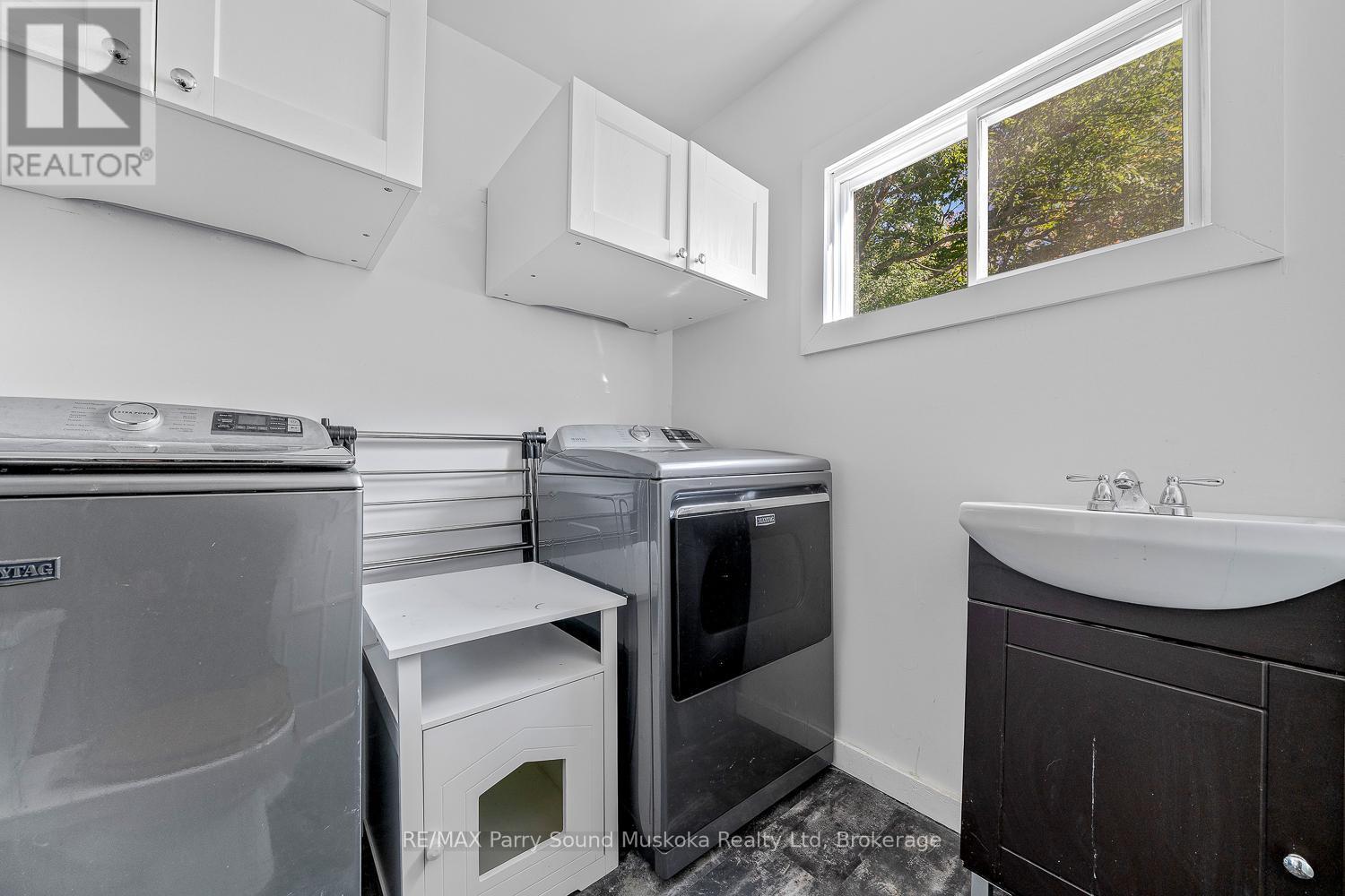 502 High Street, Georgian Bay (Freeman), ON - Indoor Photo Showing Laundry Room