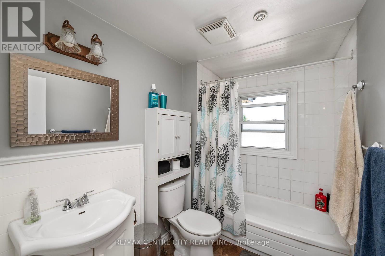 110 - 690 Little Grey Street E, London East (East L), ON - Indoor Photo Showing Bathroom