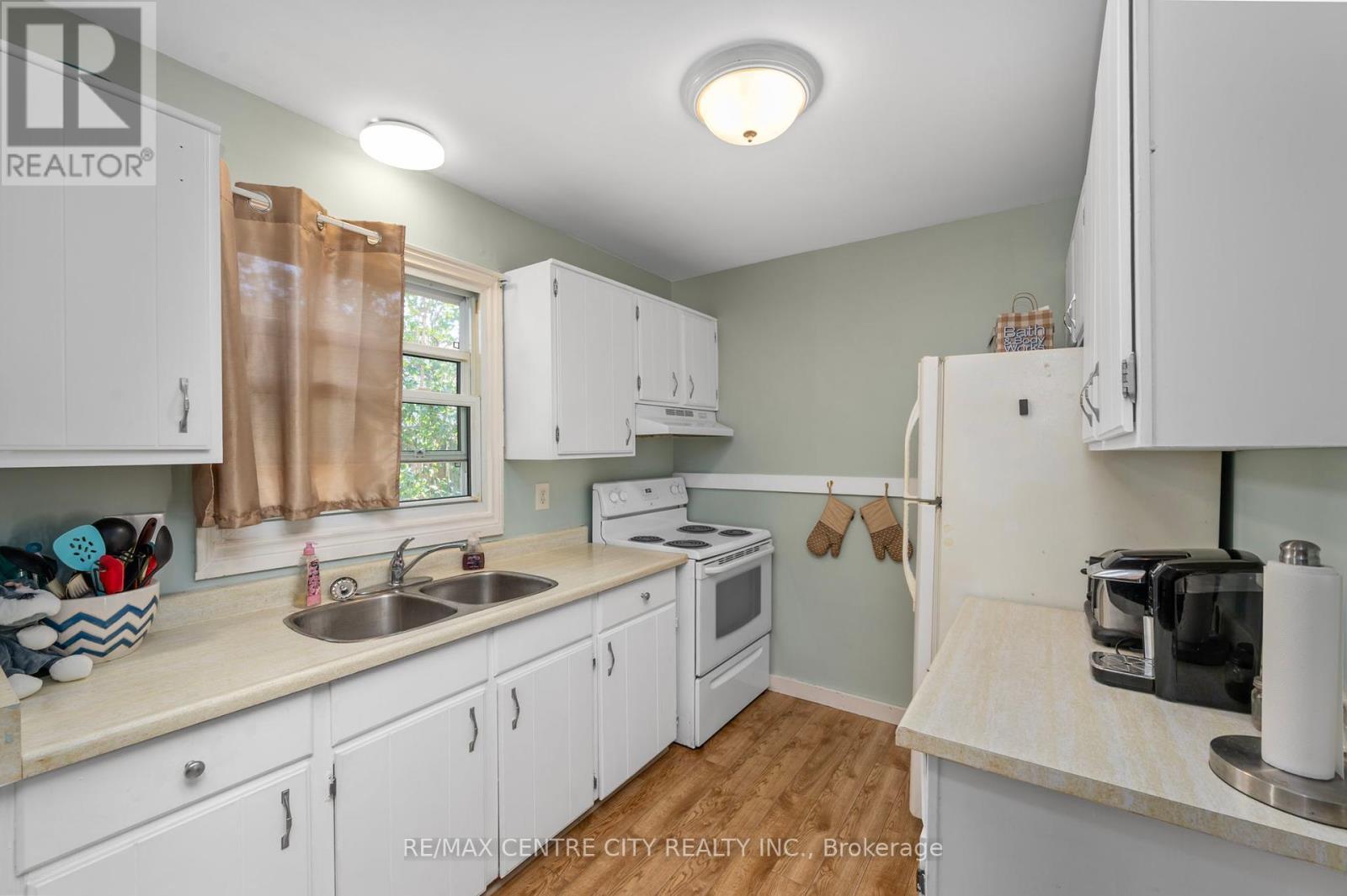 110 - 690 Little Grey Street E, London East (East L), ON - Indoor Photo Showing Kitchen With Double Sink