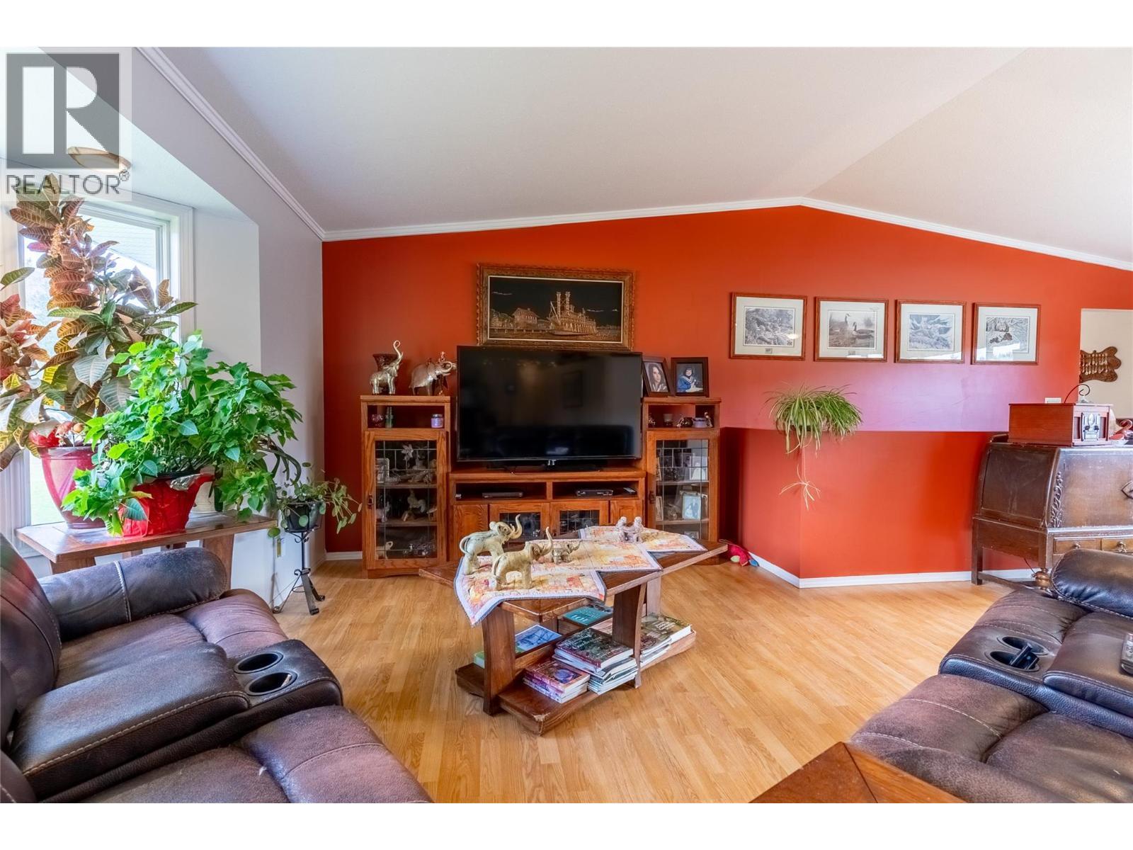Living Room - 1424 Loon Lake Road, Loon Lake, BC - Indoor Photo Showing Living Room