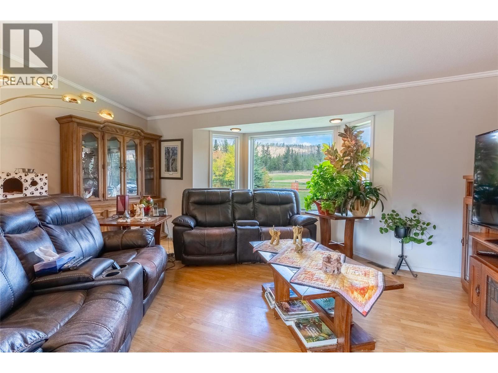 Living Room - 1424 Loon Lake Road, Loon Lake, BC - Indoor Photo Showing Living Room