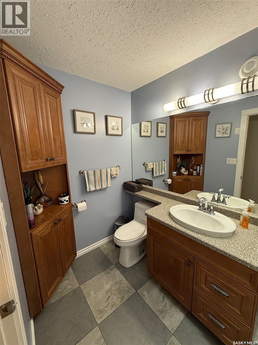 121 18Th Street W, Battleford, SK - Indoor Photo Showing Bathroom