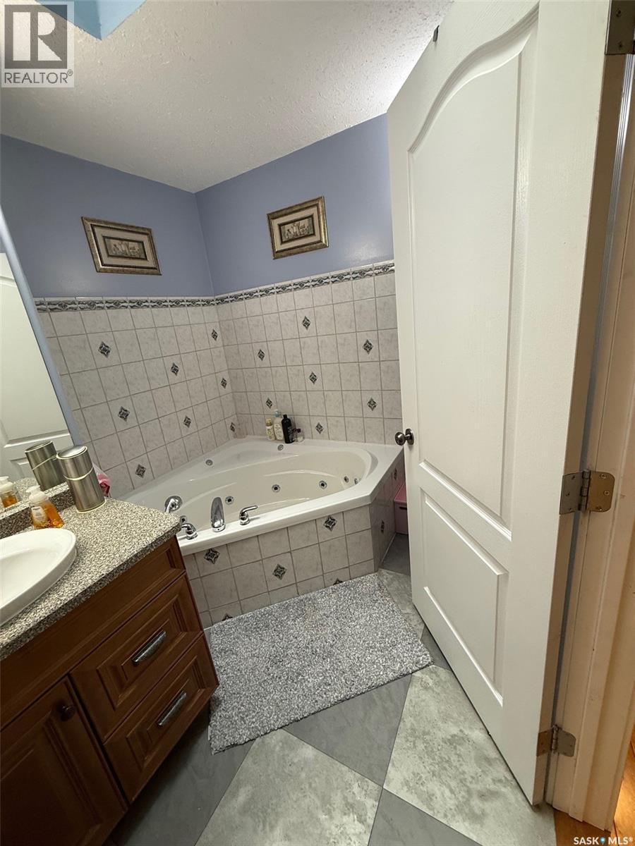 121 18Th Street W, Battleford, SK - Indoor Photo Showing Bathroom