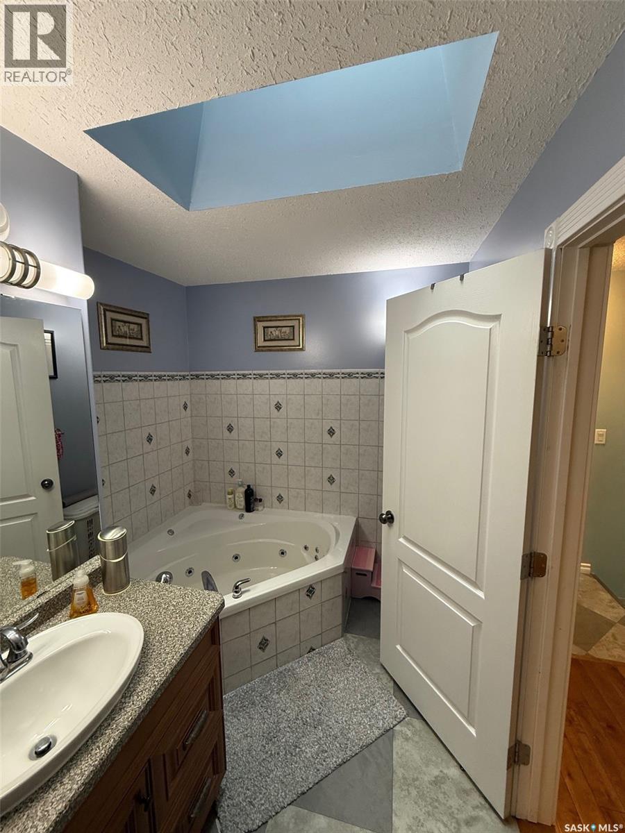 121 18Th Street W, Battleford, SK - Indoor Photo Showing Bathroom