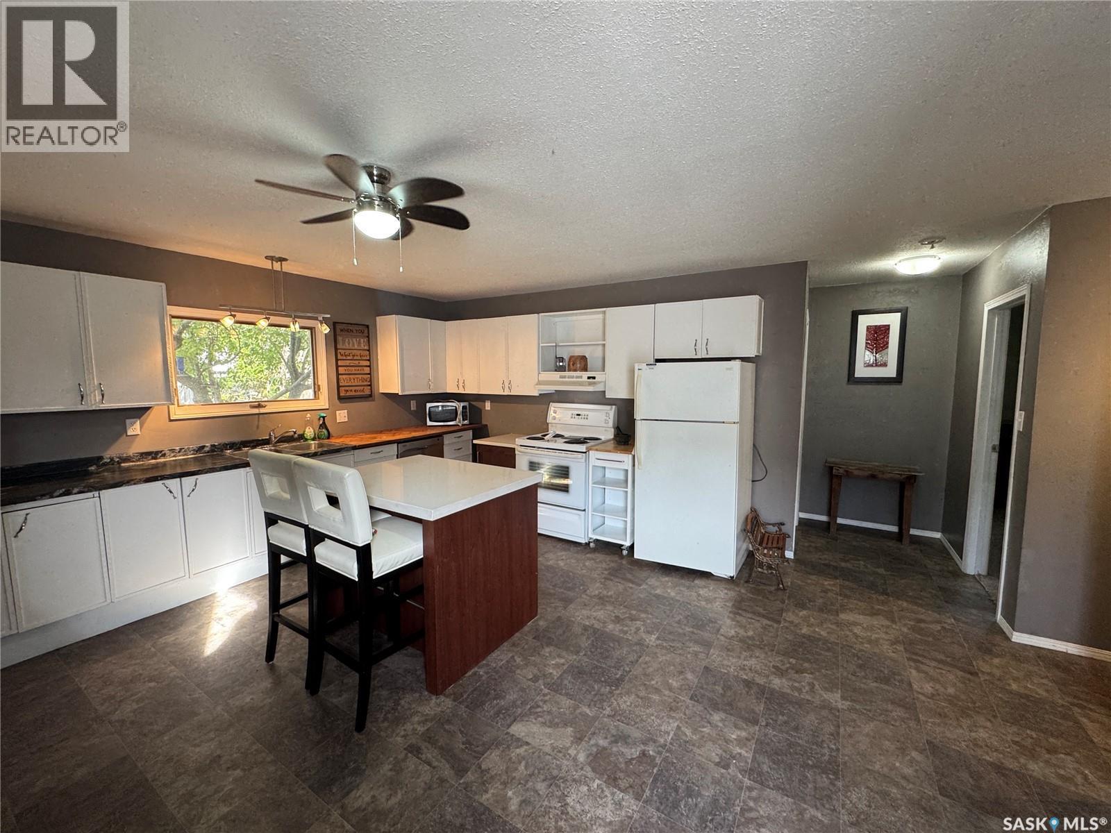 307 6Th Avenue E, Biggar, SK - Indoor Photo Showing Kitchen