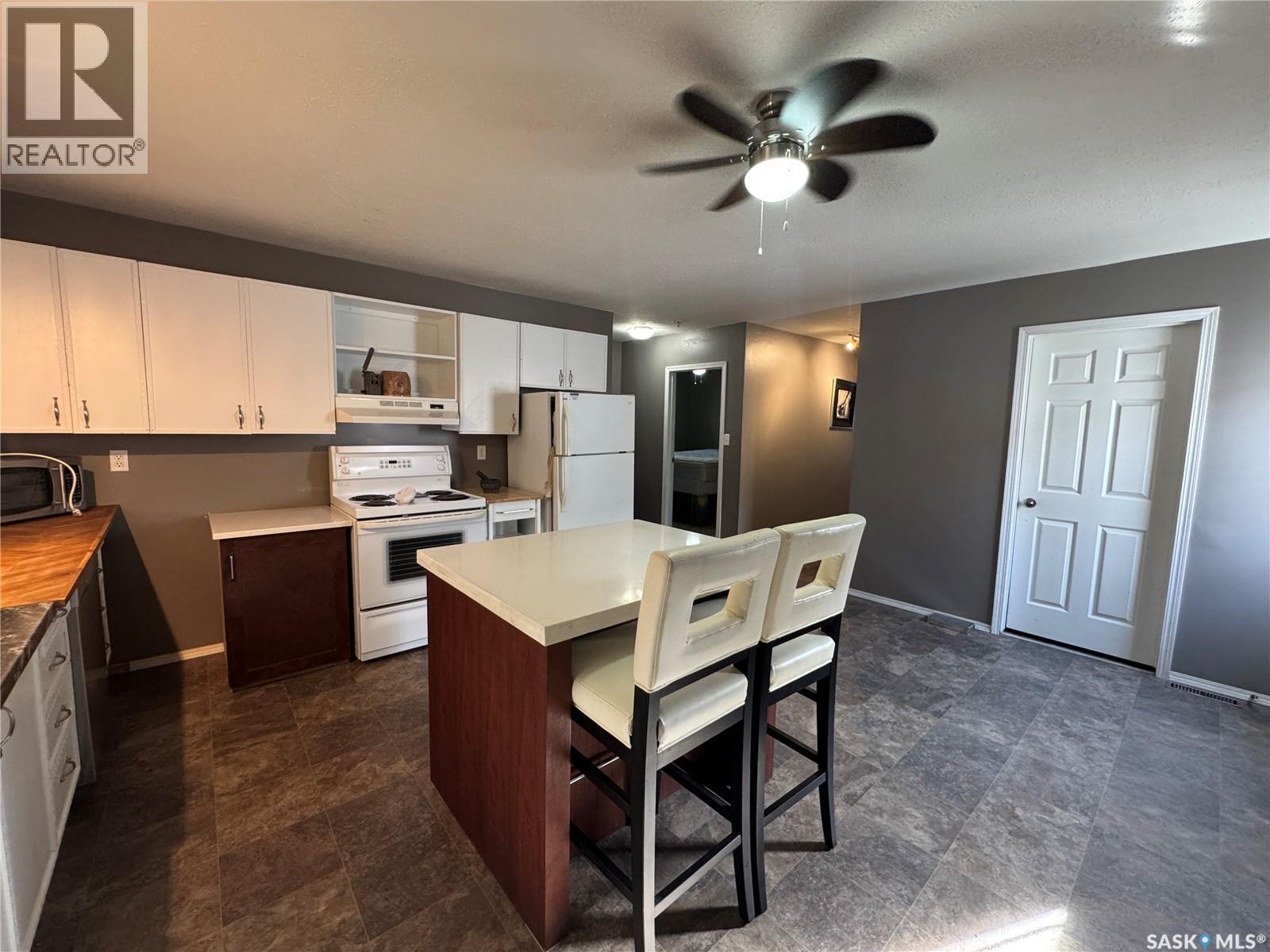 307 6Th Avenue E, Biggar, SK - Indoor Photo Showing Kitchen With Double Sink