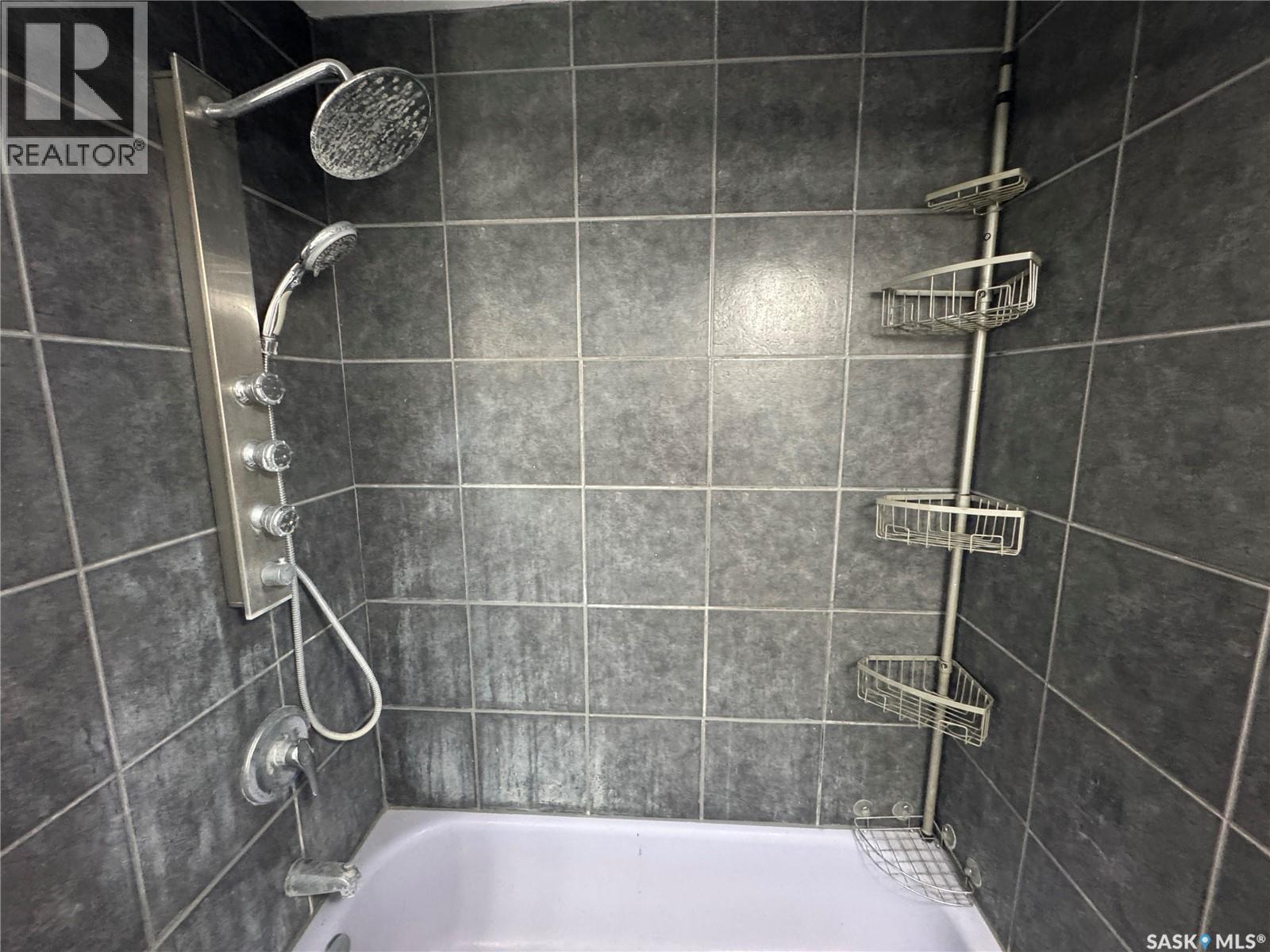 307 6Th Avenue E, Biggar, SK - Indoor Photo Showing Bathroom