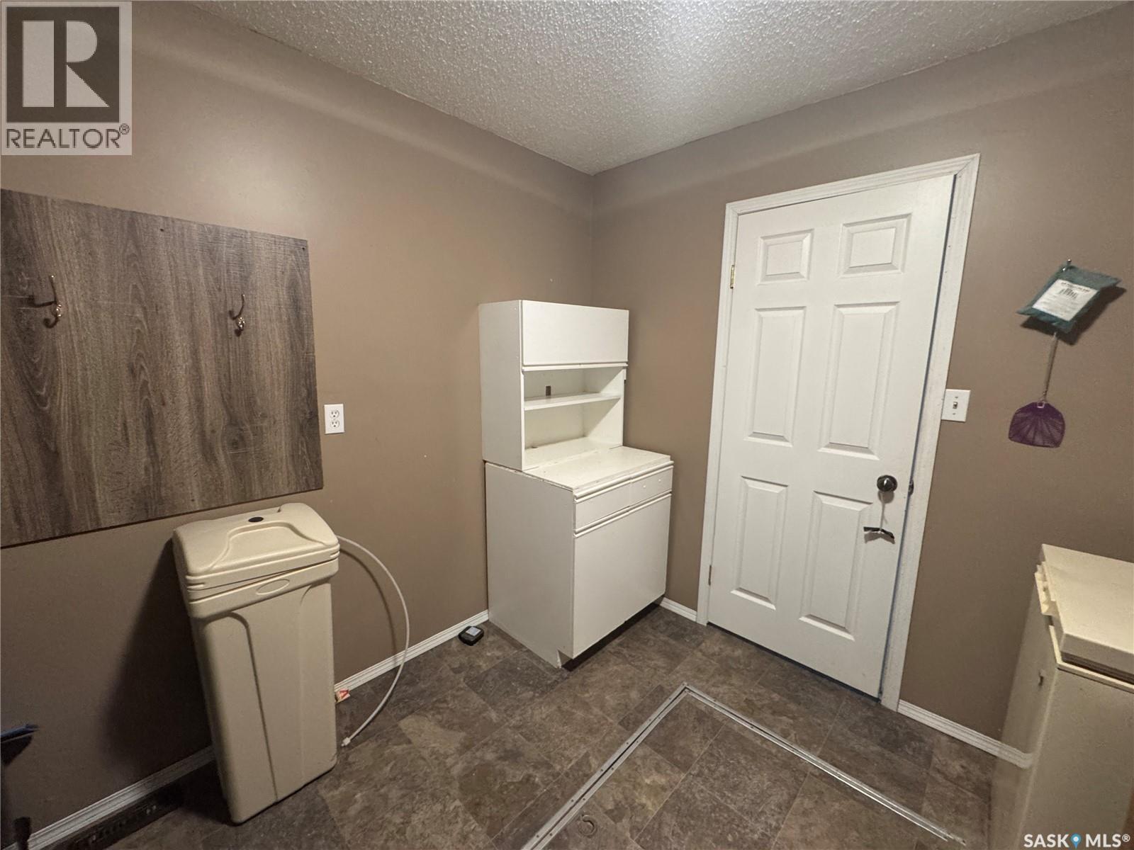 307 6Th Avenue E, Biggar, SK - Indoor Photo Showing Laundry Room