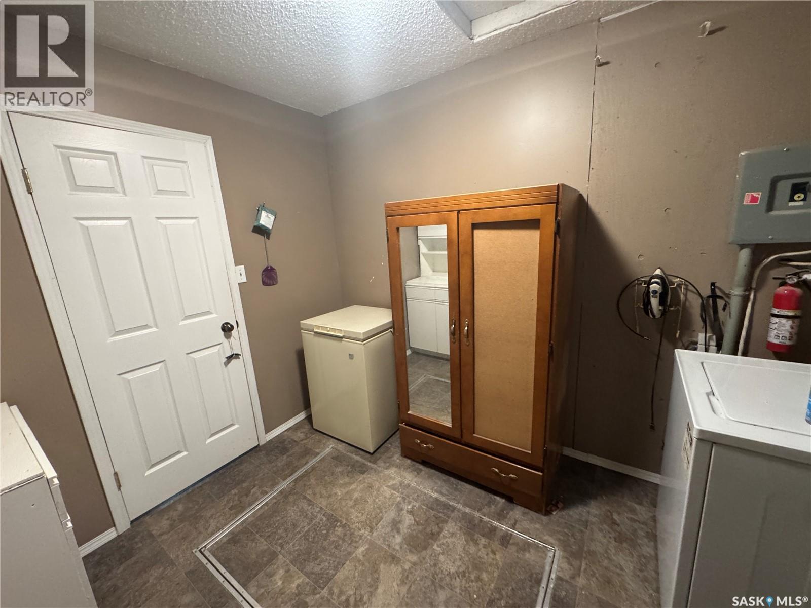 307 6Th Avenue E, Biggar, SK - Indoor Photo Showing Laundry Room