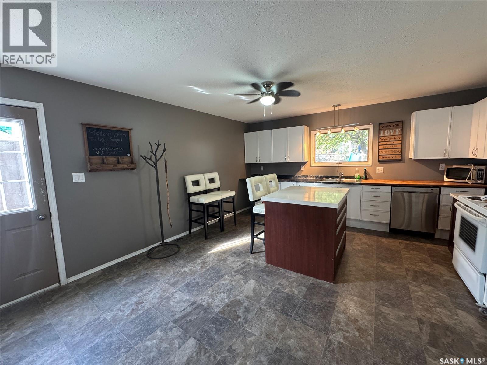 307 6Th Avenue E, Biggar, SK - Indoor Photo Showing Kitchen