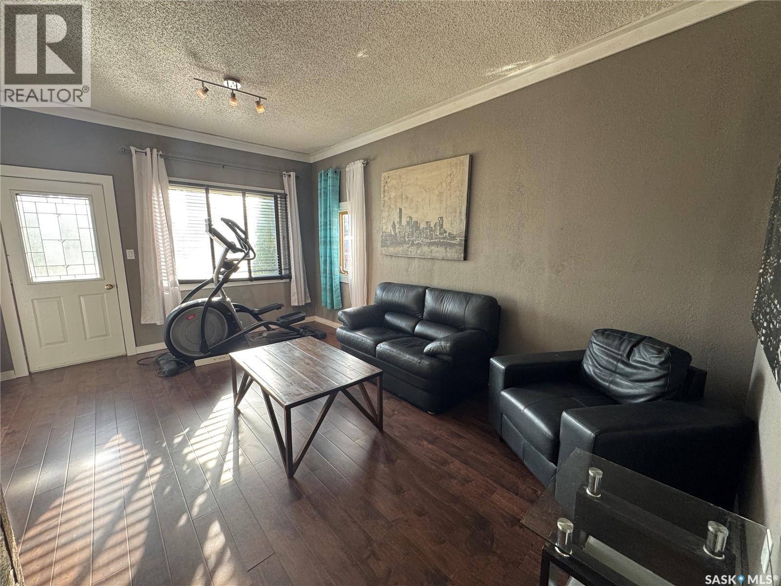 307 6Th Avenue E, Biggar, SK - Indoor Photo Showing Living Room