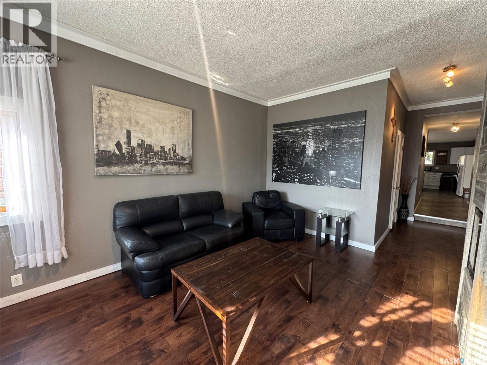 307 6Th Avenue E, Biggar, SK - Indoor Photo Showing Living Room