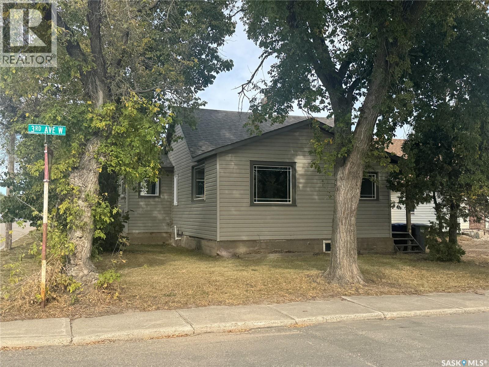 319 3Rd Avenue W, Biggar, SK - Outdoor