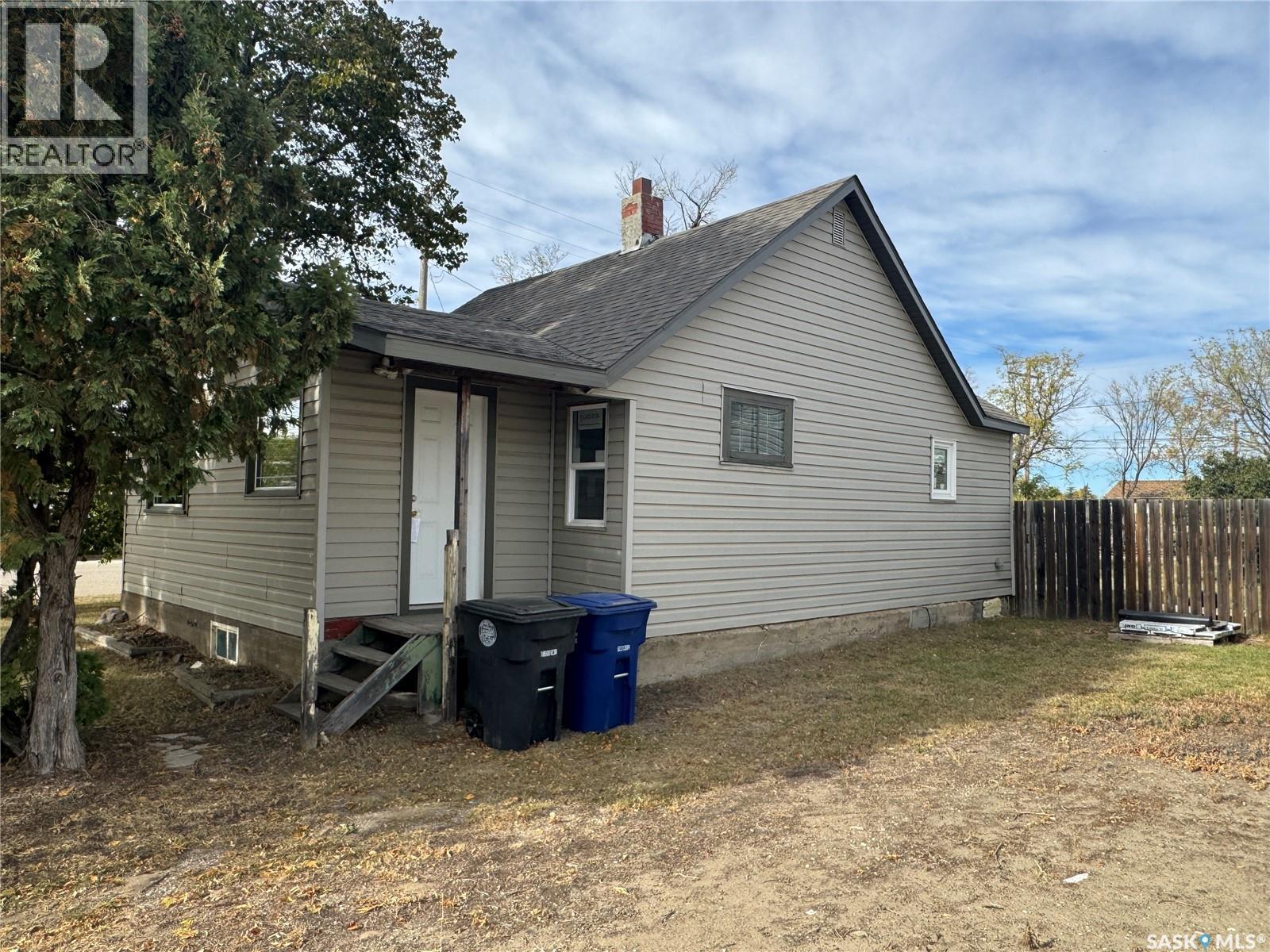 319 3Rd Avenue W, Biggar, SK - Outdoor With Exterior