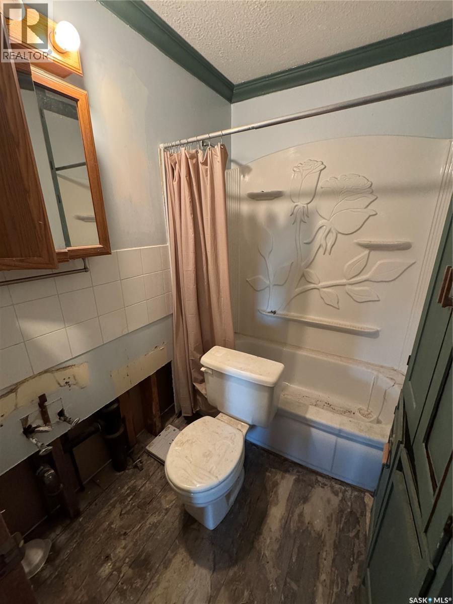 319 3Rd Avenue W, Biggar, SK - Indoor Photo Showing Bathroom
