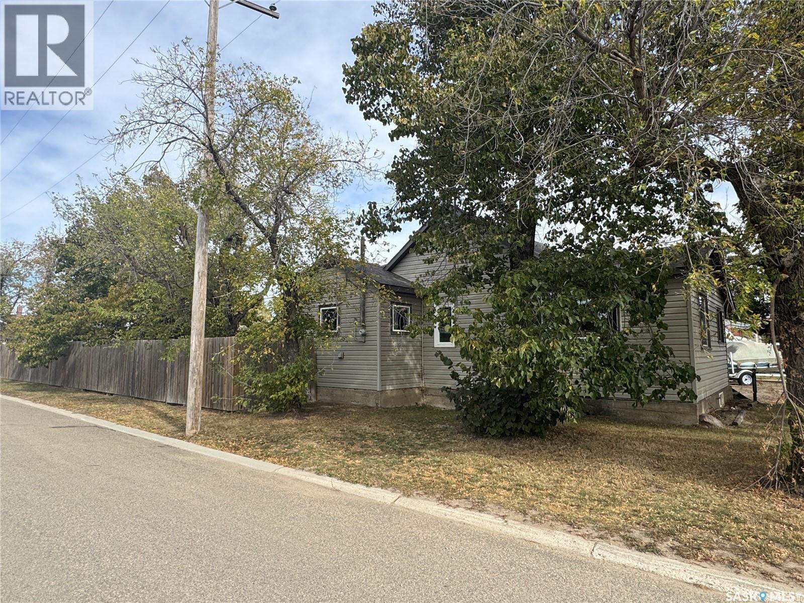 319 3Rd Avenue W, Biggar, SK - Outdoor