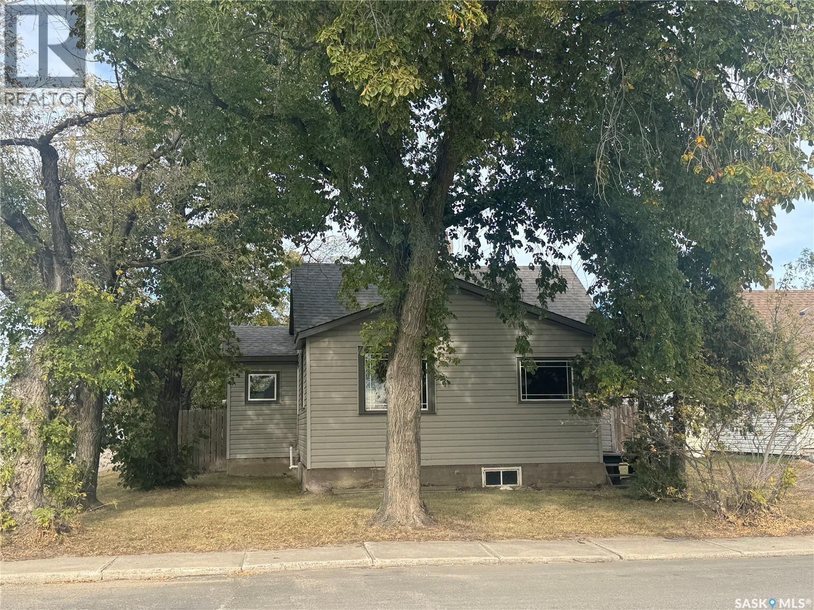 319 3Rd Avenue W, Biggar, SK - Outdoor