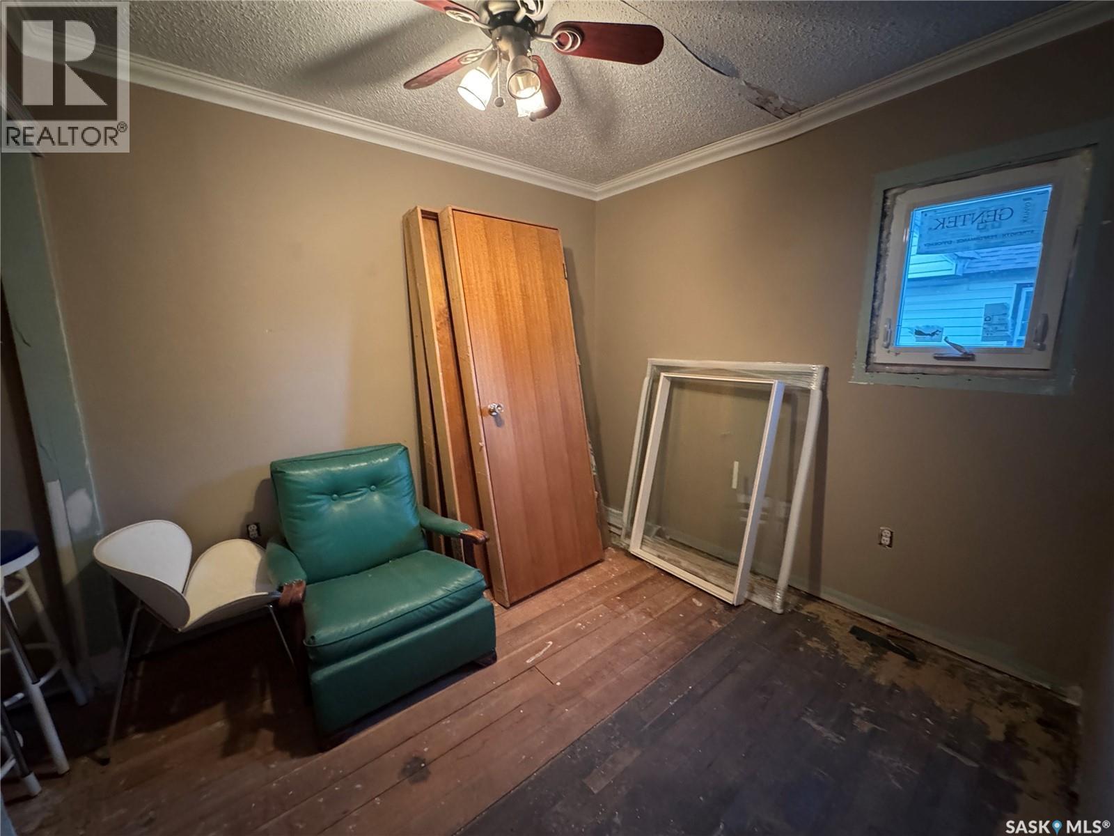 319 3Rd Avenue W, Biggar, SK - Indoor