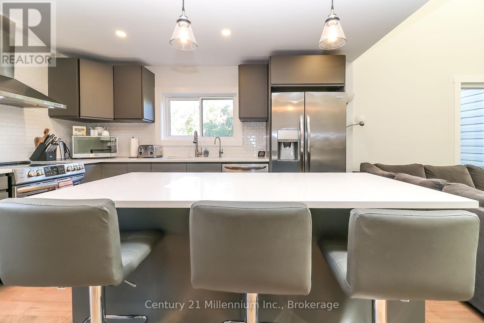 194 Escarpment Crescent, Collingwood, ON - Indoor Photo Showing Kitchen With Stainless Steel Kitchen With Upgraded Kitchen