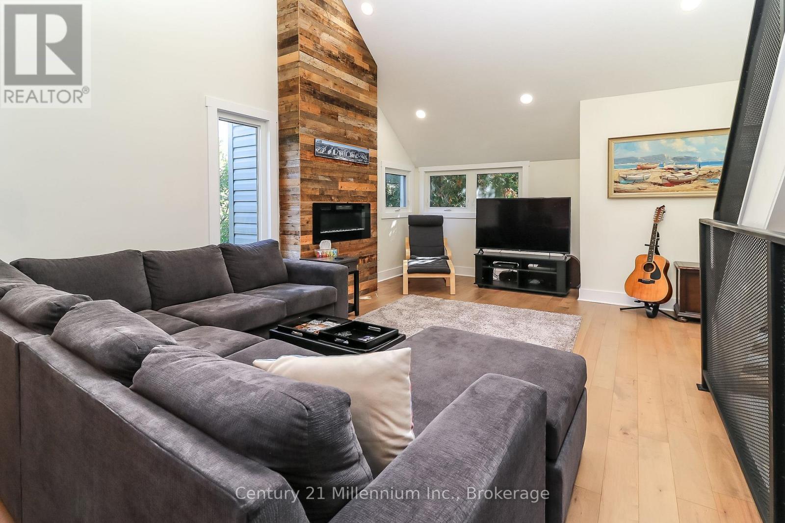 194 Escarpment Crescent, Collingwood, ON - Indoor Photo Showing Living Room With Fireplace