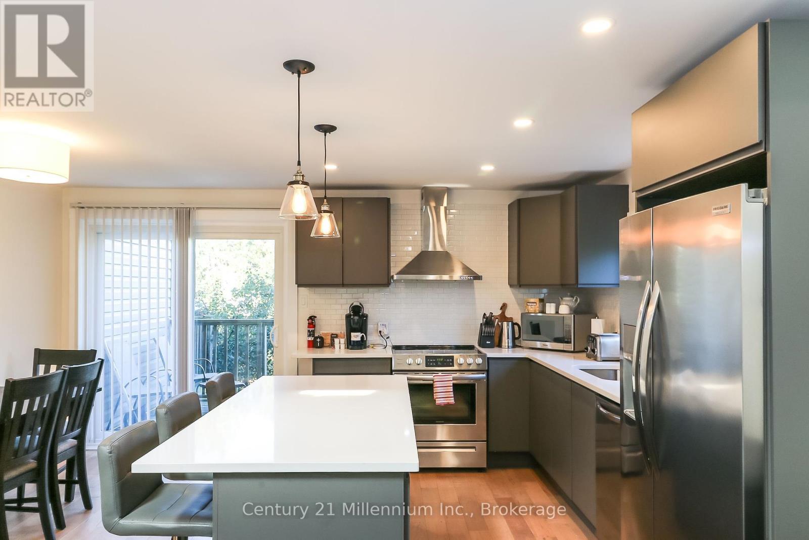 194 Escarpment Crescent, Collingwood, ON - Indoor Photo Showing Kitchen With Stainless Steel Kitchen With Upgraded Kitchen