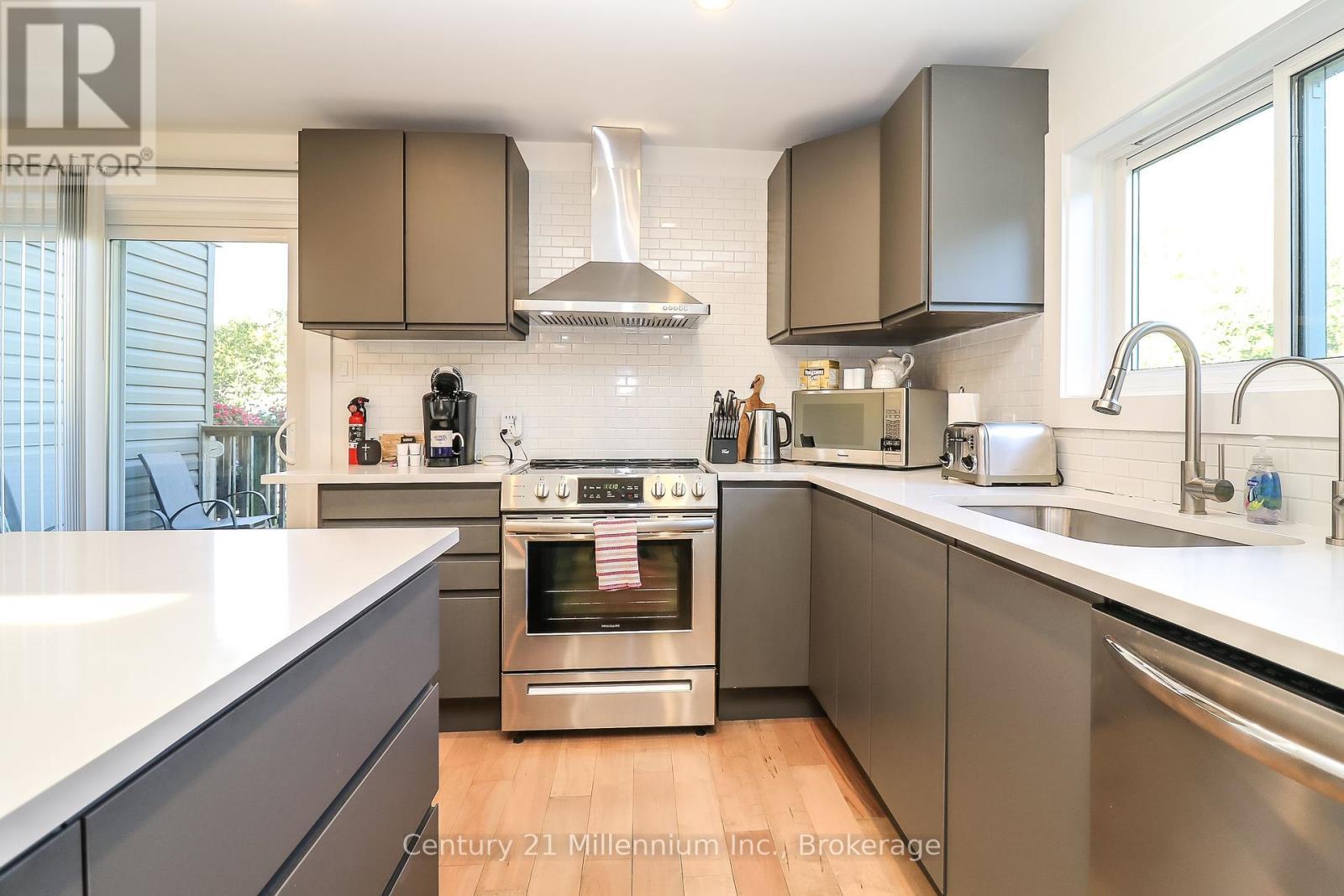 194 Escarpment Crescent, Collingwood, ON - Indoor Photo Showing Kitchen With Stainless Steel Kitchen With Upgraded Kitchen