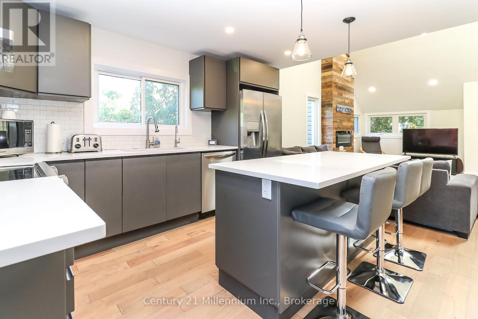 194 Escarpment Crescent, Collingwood, ON - Indoor Photo Showing Kitchen With Stainless Steel Kitchen With Upgraded Kitchen