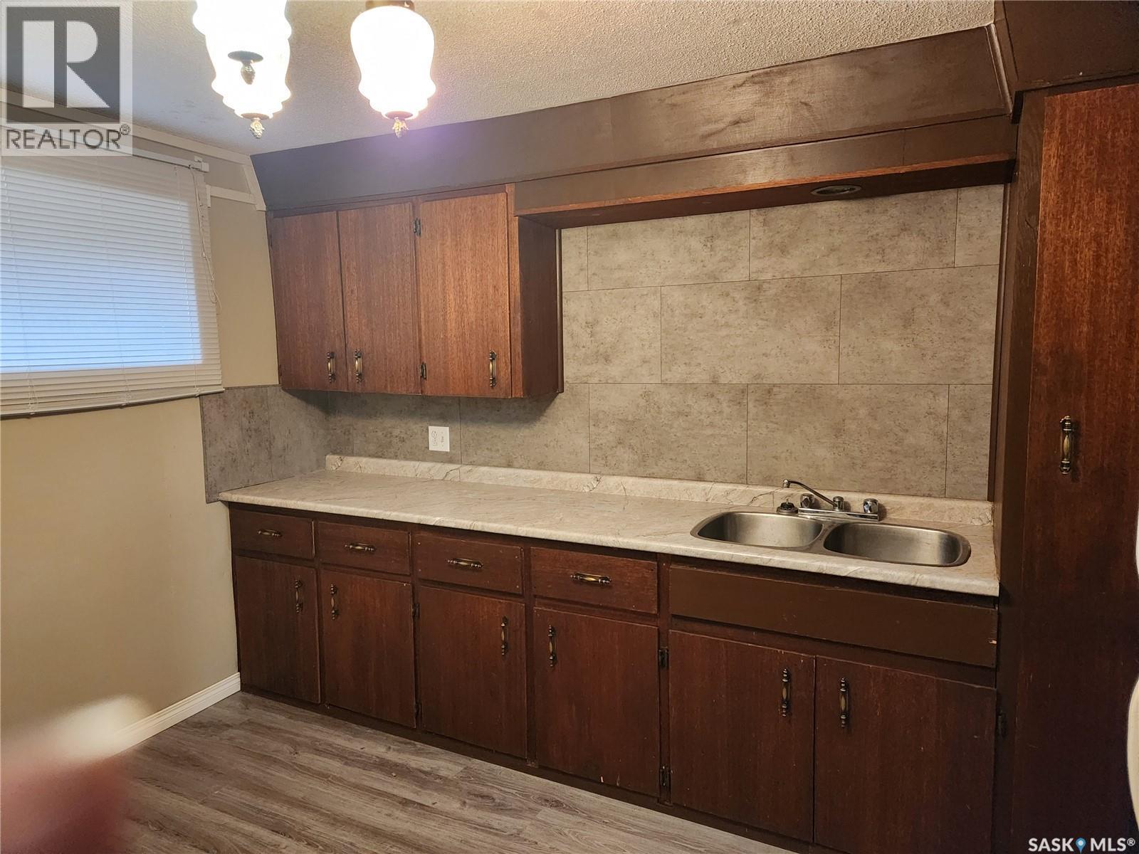 19 10Th Avenue Ne, Swift Current, SK - Indoor Photo Showing Kitchen With Double Sink