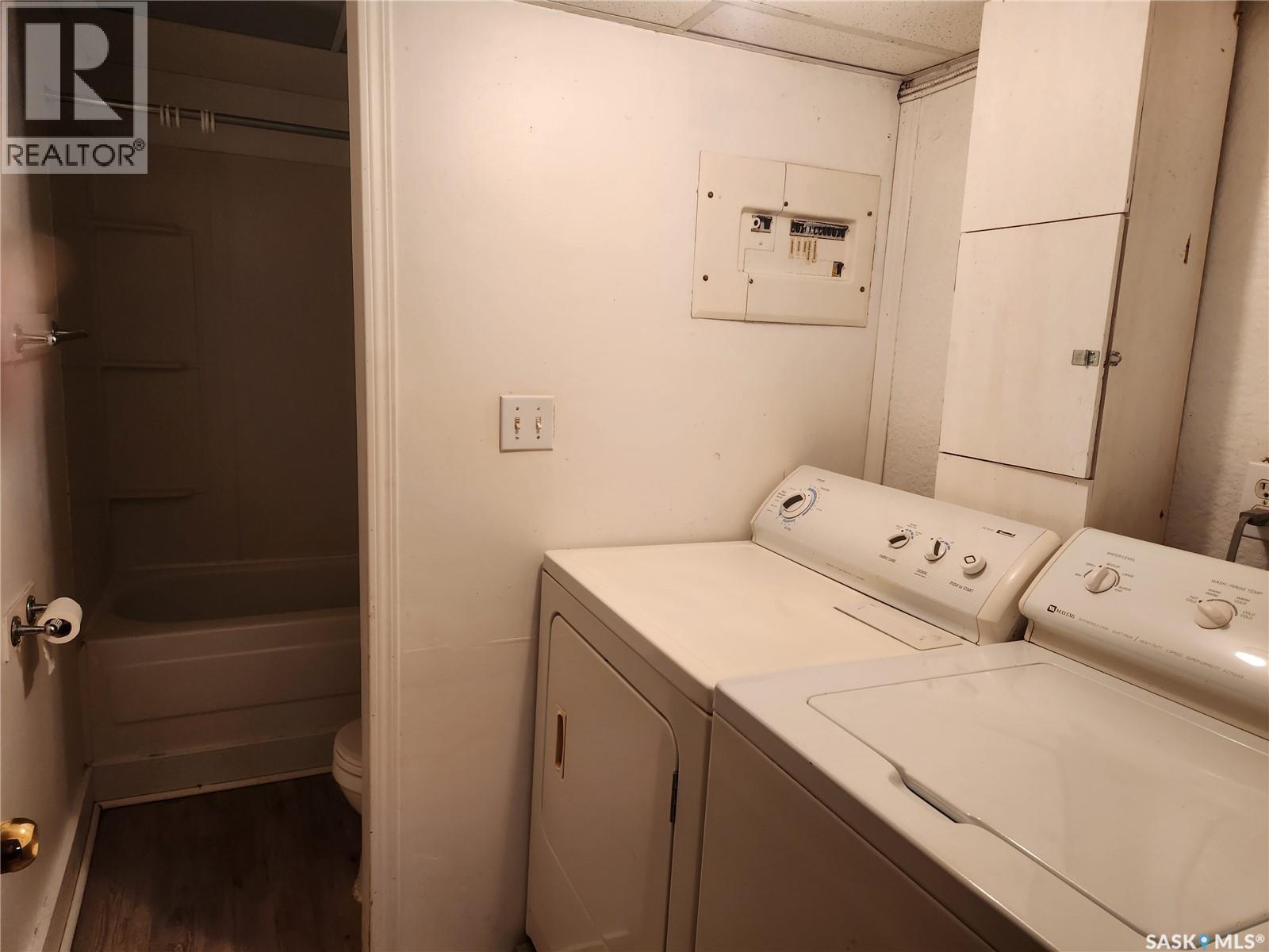 19 10Th Avenue Ne, Swift Current, SK - Indoor Photo Showing Laundry Room