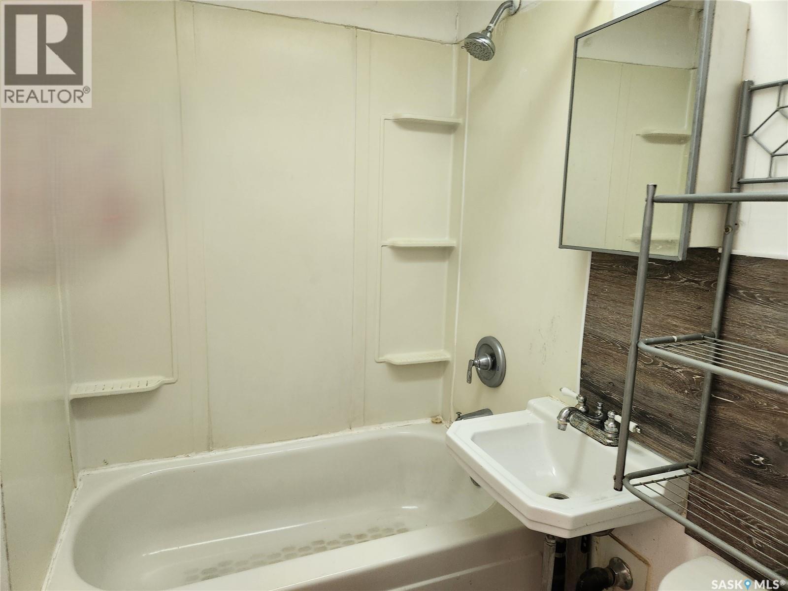 19 10Th Avenue Ne, Swift Current, SK - Indoor Photo Showing Bathroom