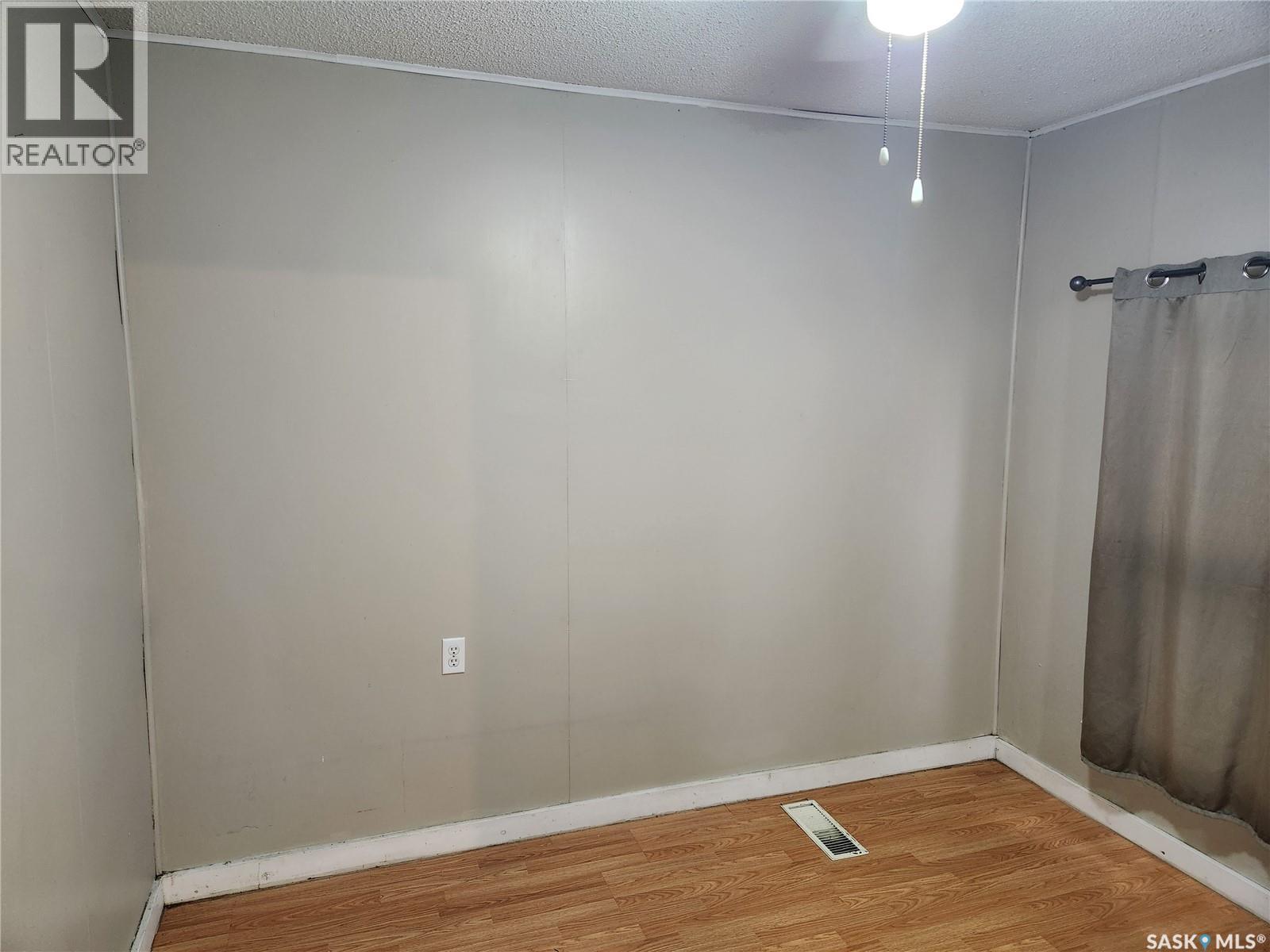 19 10Th Avenue Ne, Swift Current, SK - Indoor Photo Showing Other Room