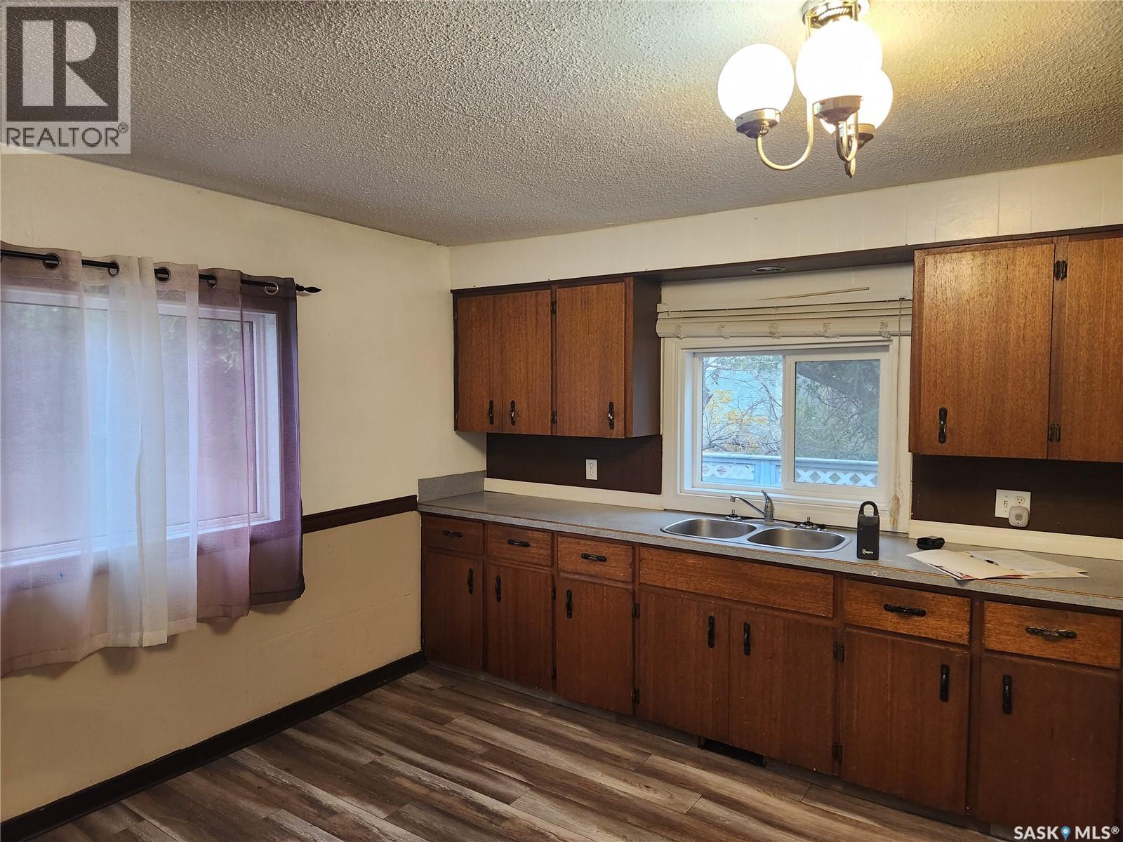 19 10Th Avenue Ne, Swift Current, SK - Indoor Photo Showing Kitchen With Double Sink