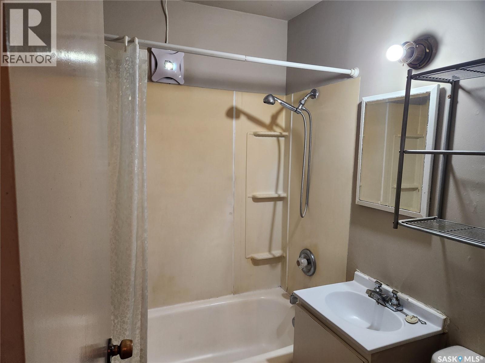 19 10Th Avenue Ne, Swift Current, SK - Indoor Photo Showing Bathroom