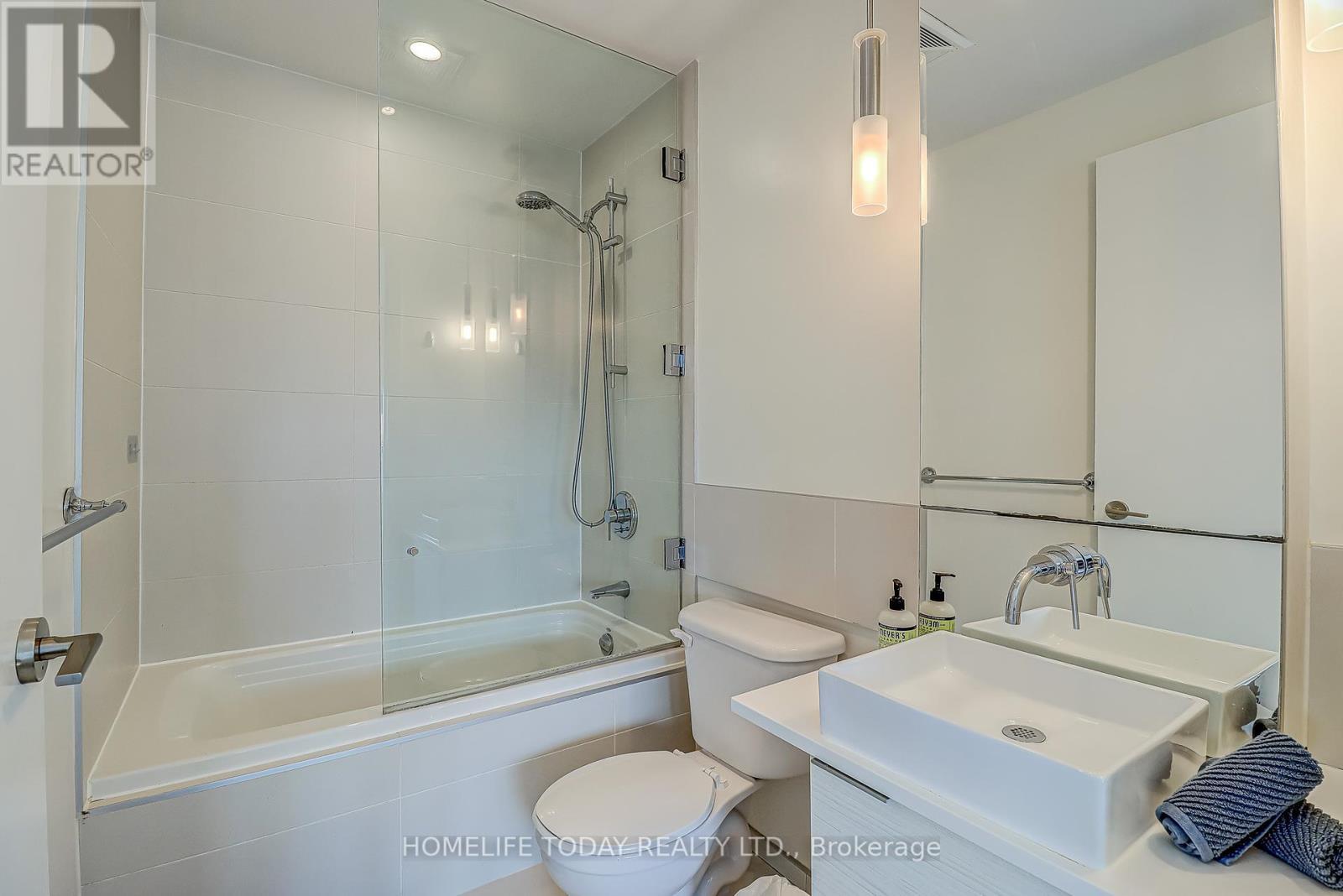 1502 - 8 Charlotte Street, Toronto, ON - Indoor Photo Showing Bathroom